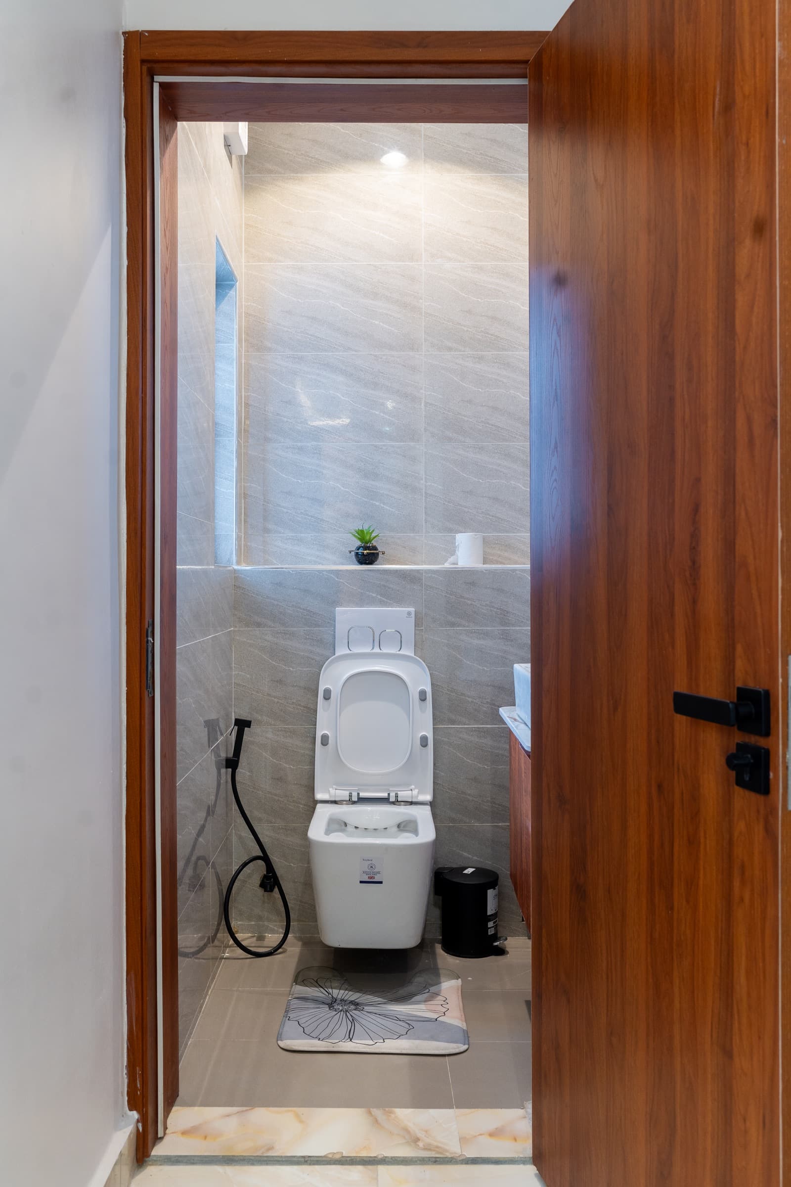 En-suite bathroom with round mirror